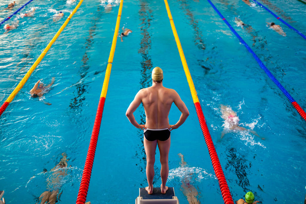 Zwemmer in het zwembad bereidt zich voor op de wedstrijd - Foto, afbeelding
