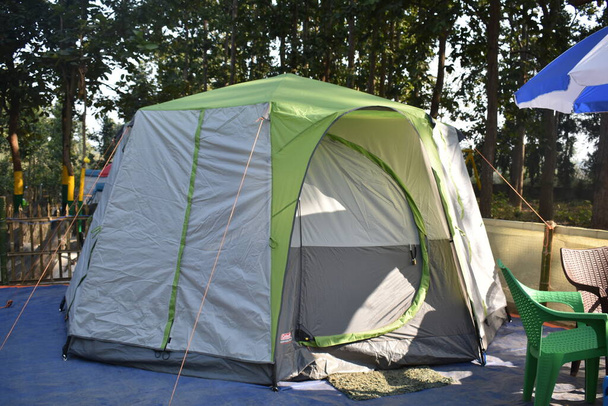 Imagem de close-up de uma tenda entre uma floresta - Foto, Imagem