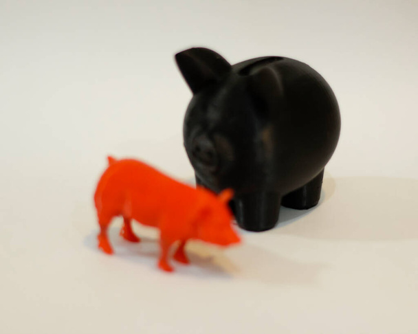 O router cnc tem a forma de um porco. Design 3D feito de plástico. Animais em miniatura são adequados para serem usados como coleções ou móveis de sala. Corte a laser. Modelos de laser. Desfocagem. - Foto, Imagem