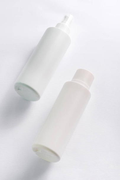 Kosmetik Branding-Mock-up auf weißem Hintergrund, Platz, den Sie entwerfen - Foto, Bild