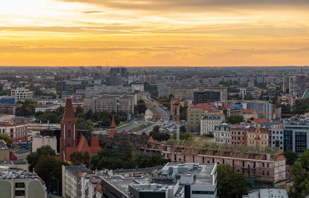 A picture of the sun setting over the city of Wroclaw. - 写真・画像