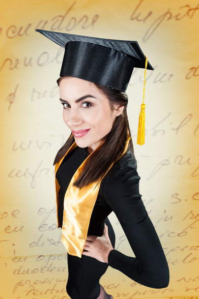 πορτρέτο του μια ευτυχισμένη μεταπτυχιακός φοιτητής θηλυκό - αποφοίτηση έννοιες - Φωτογραφία, εικόνα