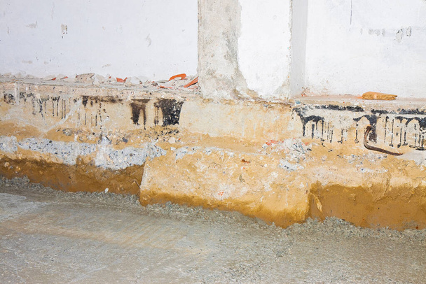 ラドンガスの危険性に対する古いレンガ造りの建物で換気のクロールスペースの建設のための準備段階. - 写真・画像