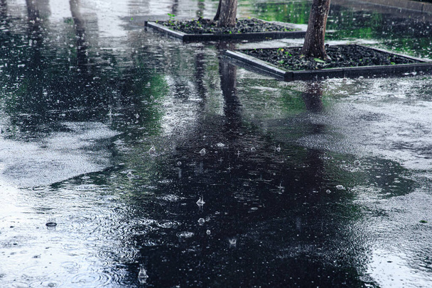 Чорний асфальт під сильним дощем
 - Фото, зображення