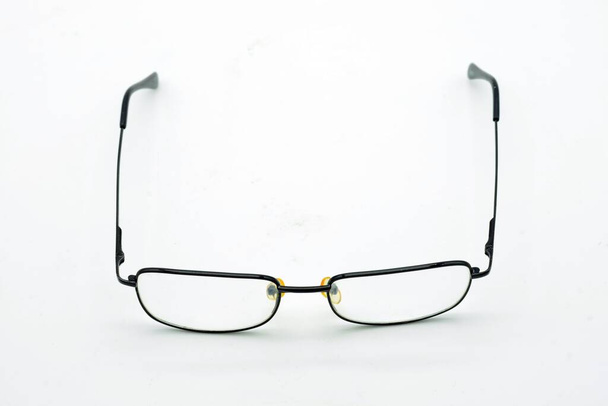 Gafas graduadas, con lentes transparentes, aisladas sobre fondo blanco - Foto, Imagen