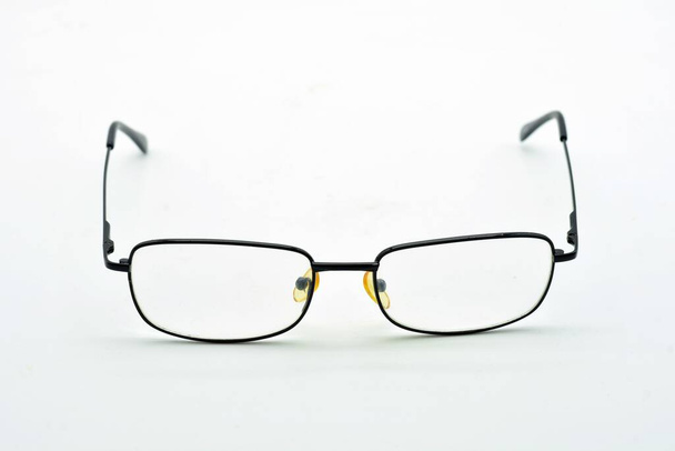 Rezeptbrille, mit transparenten Gläsern, isoliert auf weißem Hintergrund - Foto, Bild