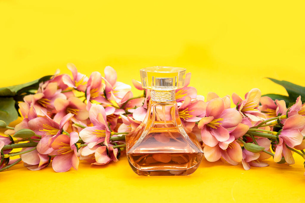 вінтажна пляшка парфумів з квітами
 - Фото, зображення