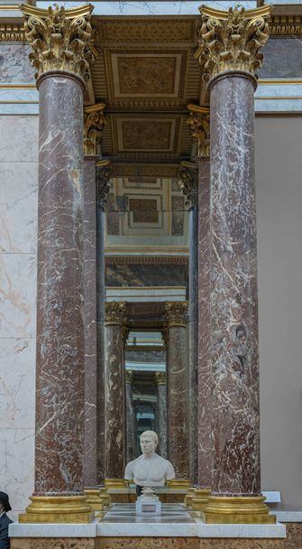 Paris, France - 21 05 2021 : Musée du Louvre. Aile de Denon. Les ruelles avec peintures et sculptures à l'intérieur du musée du Louvre - Photo, image