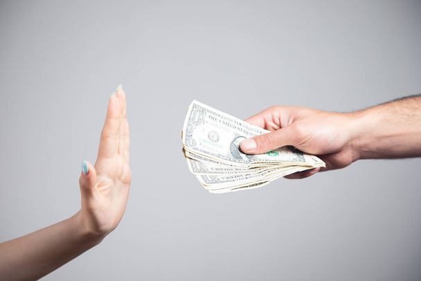 une femme refuse d'accepter l'argent d'un homme - Photo, image