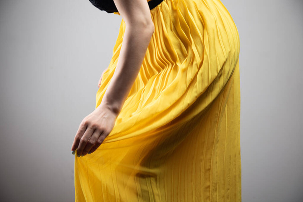 молодая женщина выпрямляет платье - Фото, изображение