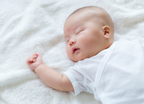 újszülött baba alvás - Fotó, kép