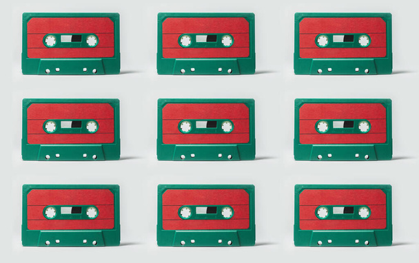 Vzor zeleno-červené vinobraní hudební kazety izolované na bílém pozadí. - Fotografie, Obrázek
