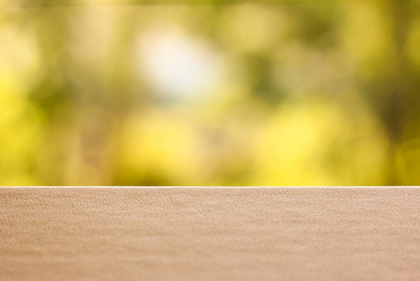 Lege plank bruin tafelblad met wazige groene boomachtergrond, Sjabloon model voor montage van product - Foto, afbeelding