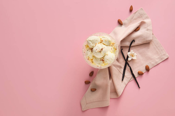 Skleněná mísa s chutnou vanilkovou zmrzlinou na barevném pozadí - Fotografie, Obrázek
