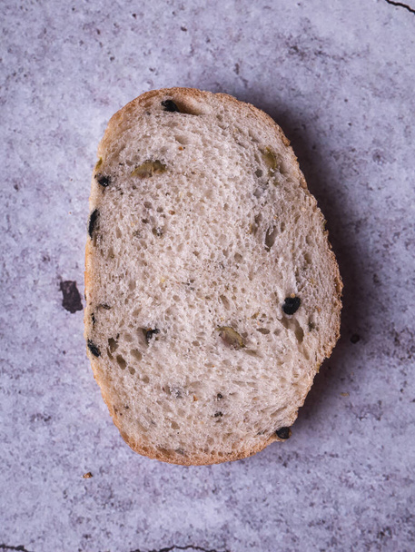 kenyér fekete háttérrel. friss kenyér - Fotó, kép