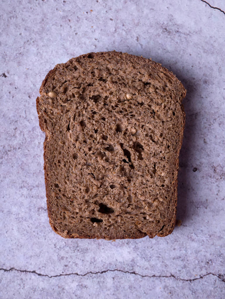 хліб на чорному тлі. свіжий хліб
 - Фото, зображення