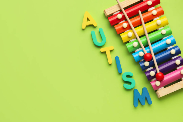 色の背景に単語の自閉症と木琴 - 写真・画像