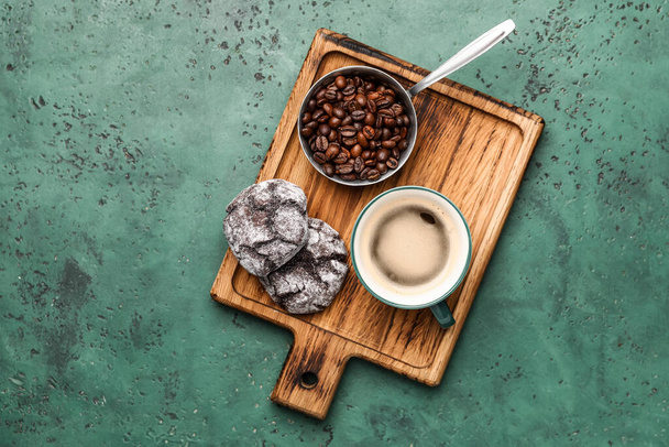 Kupa frissen főzött kávé és cookie-k színes háttér - Fotó, kép