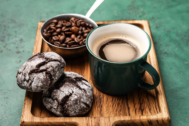 Coupe de café fraîchement infusé et biscuits sur fond de couleur - Photo, image