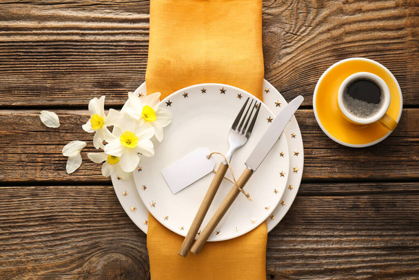 Prachtige tafel met narcis bloemen op houten ondergrond - Foto, afbeelding