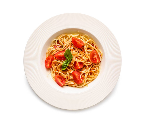Plato con sabrosa pasta y tomates sobre fondo blanco - Foto, Imagen