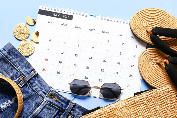 Calendario y accesorios de playa sobre fondo de color, primer plano - Foto, Imagen