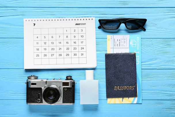 Kalenteri, passi, lippu ja tarvikkeet väri puinen tausta - Valokuva, kuva