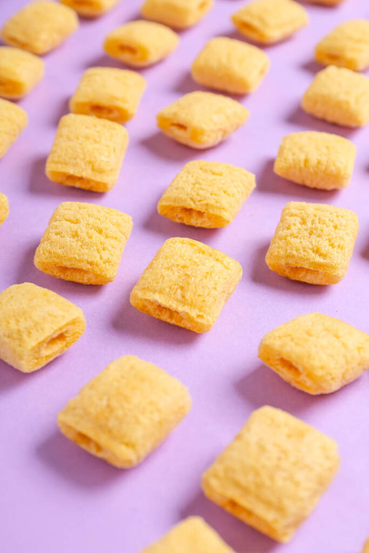 Almofadas de milho saborosos no fundo de cor, close-up - Foto, Imagem