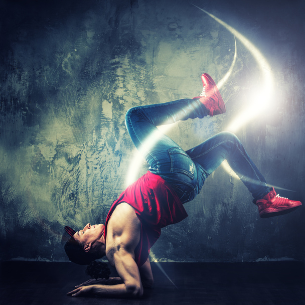 şık erkek dansçı dans hamle etrafında onu sihirli kirişler ile gösterilen  - Fotoğraf, Görsel