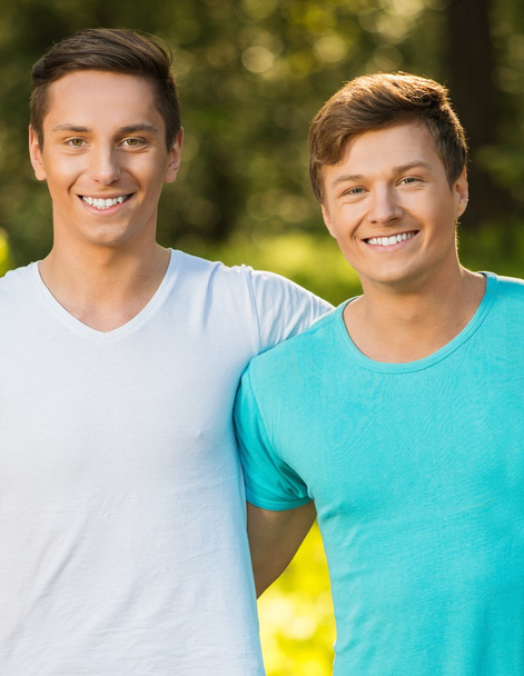 Deux hommes souriants amis dans un parc
  - Photo, image