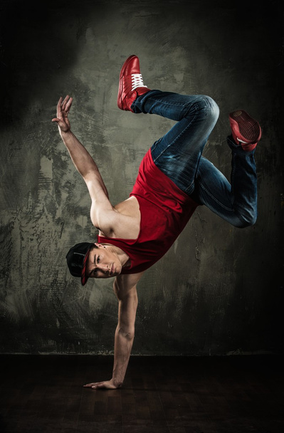 Bailarín mostrando movimientos de break-dance
 - Foto, imagen