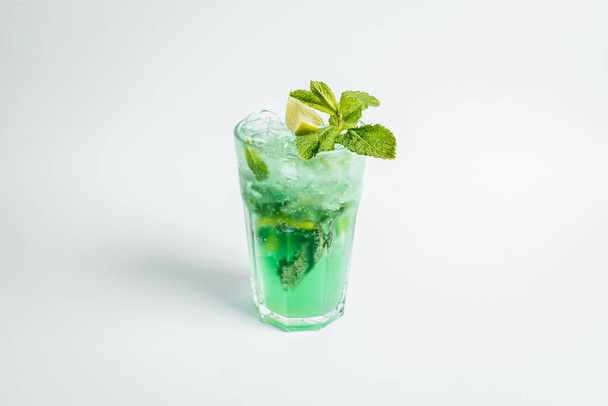 Свіжий коктейль мохіто в окулярах на яскравому фоні з м'ятними рукавами лайма, алкогольний коктейль
 - Фото, зображення