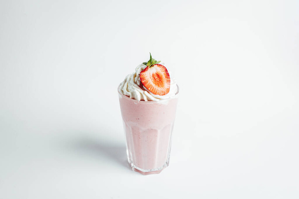 Gläser frischer Erdbeermilchshake, Sommerdrink Shake mit Erdbeerscheibe auf hellem Hintergrund - Foto, Bild