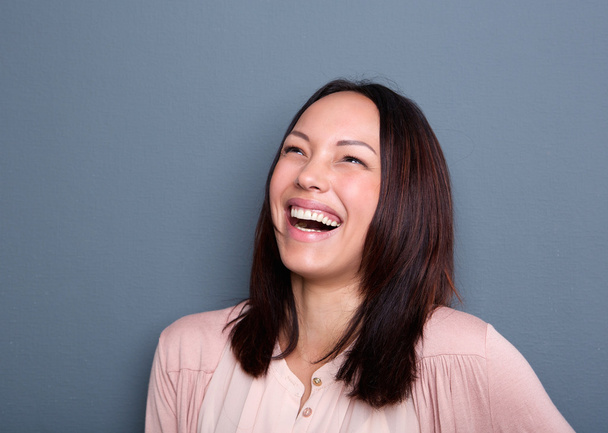 Portrait d'une jeune femme riant
 - Photo, image