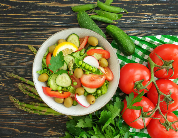 ensalada de pepino, tomate, guisantes verdes, aceitunas - Foto, Imagen