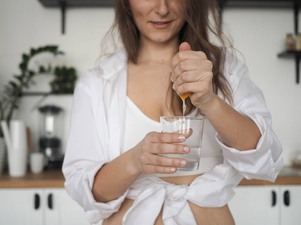 mujer joven nutricionista. comida sana, comida sana, agua de las bebidas de la mujer, equilibrio del agua - Foto, imagen