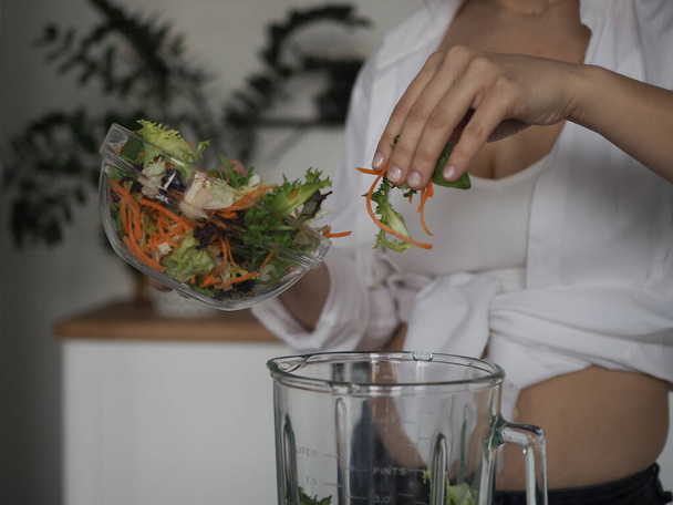 молодая женщина диетолог. здоровое питание, здоровое питание, готовит завтрак для себя, витамины, фрукты, овощи - Фото, изображение