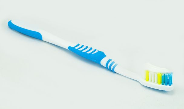 Brosse à dents avec dentifrice isolé
 - Photo, image
