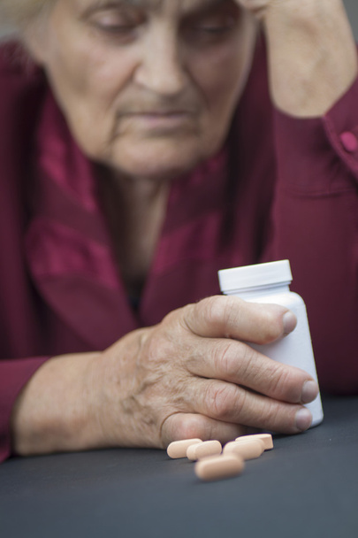 Hände einer an rheumatoider Arthritis deformierten Frau mit Tabletten - Foto, Bild