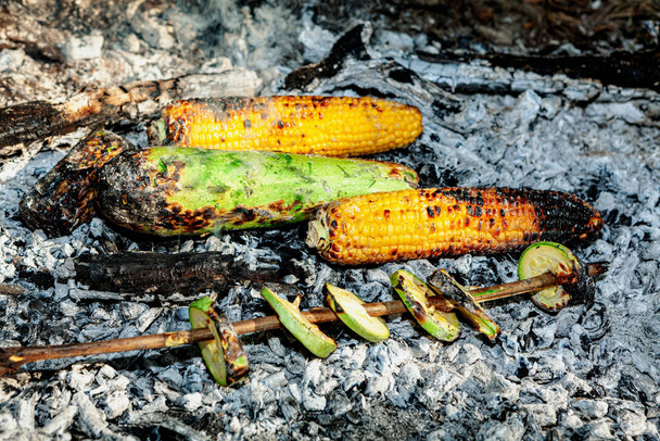 Calabacín y maíz en el carbón. Picnic para veganos - Foto, imagen