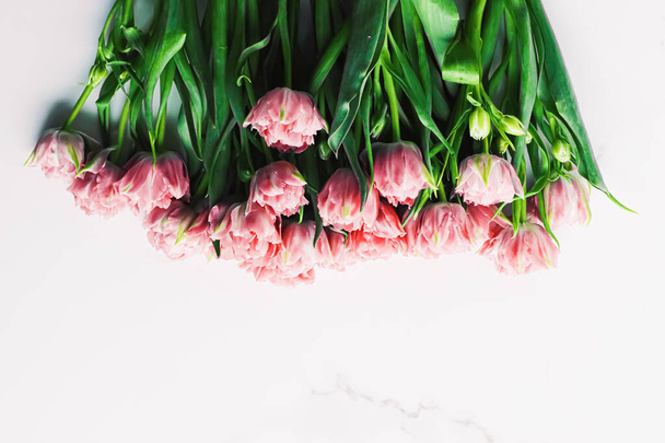 Voorjaarsbloemen op marmeren achtergrond als vakantiecadeau, wenskaart en bloemblaadje - Foto, afbeelding
