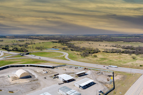 Vista aérea de carretera carretera de enlace de transporte desde la altura del dron - Foto, Imagen
