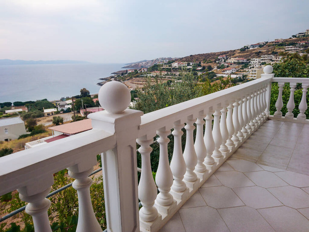 Traditionele Griekse architectuur terras balkon met witte balusters. Uitzicht op de Egeïsche zee kust. Zomer schilderachtig uitzicht vanuit landhuis in de buurt van Athene, Griekenland - Foto, afbeelding