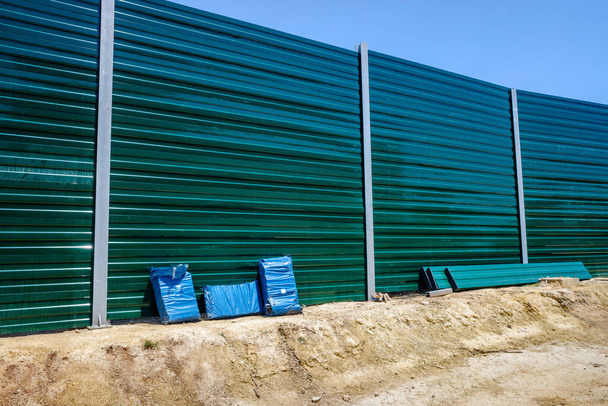 Construção de um alto muro fronteiriço para prevenir a imigração ilegal. - Foto, Imagem