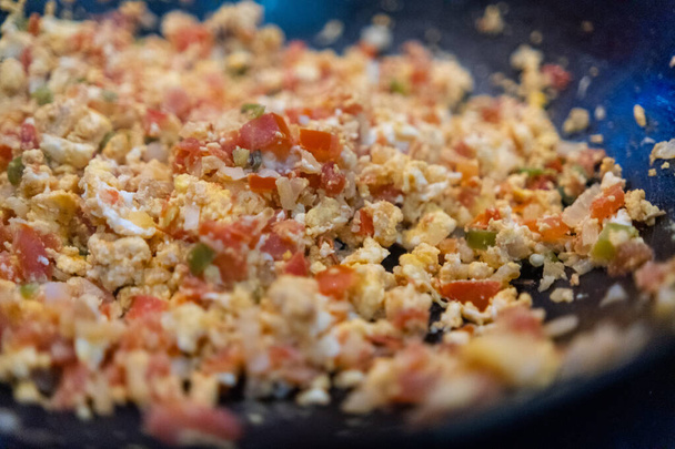 Deliciosos huevos revueltos al estilo mexicano en una sartén - Foto, imagen