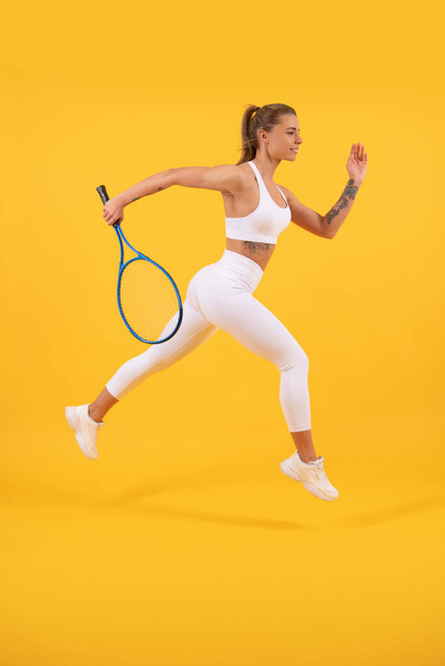 věnovaná fitness. tenisový nebo badmintonový trénink. zdravý a aktivní životní styl. - Fotografie, Obrázek