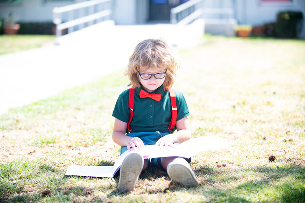 розумний допитливий ботанік в окулярах читання книги дослідження з копіювальною книгою на відкритому повітрі, шкільна освіта
 - Фото, зображення