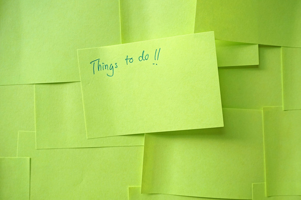 Primer plano de una nota adhesiva que dice cosas que hacer lista
 - Foto, imagen