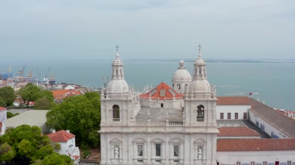 Vorwärts bewegte Kamera zwischen zwei Türmen des Klosters von Sao Vicente de Fora. Drohne fliegt auf Kirche Santa Engracia zu, die auch als Nationales Pantheon bekannt ist. Lissabon, Hauptstadt von Portugal. - Filmmaterial, Video