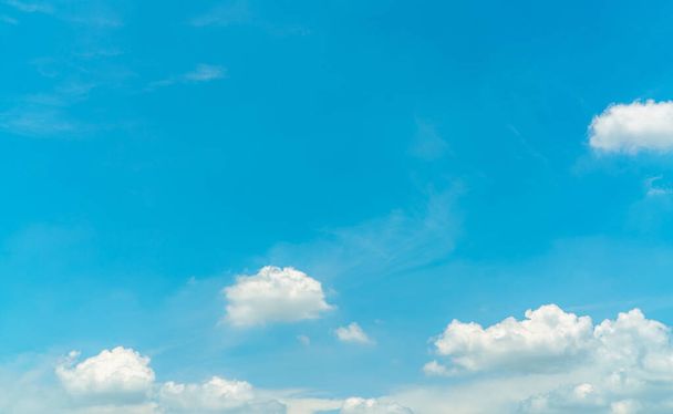 Weiße, flauschige Kumuluswolken am blauen Himmel mit Kopierplatz für Text. Weiße geschwollene Wolkenlandschaft. Schönheit in der Natur. Nahaufnahme weiße Kumuluswolken Textur Hintergrund. Himmel an einem sonnigen Tag. Rein weiße Wolken. - Foto, Bild